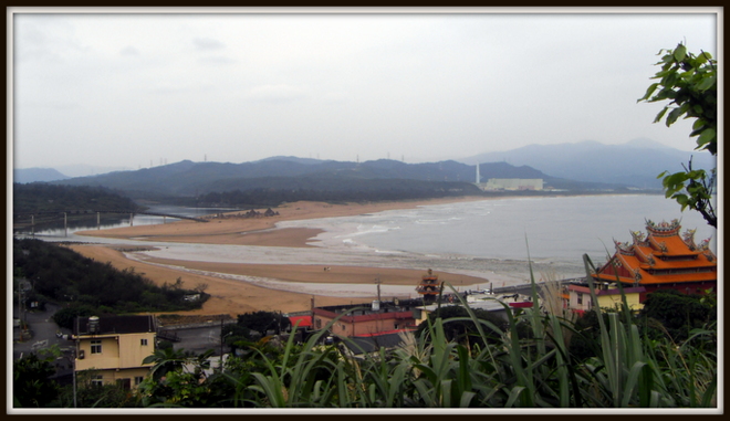 從民宿附近高地遠眺，右上角淺綠色建物即為核四。（攝影/ 劉育豪）