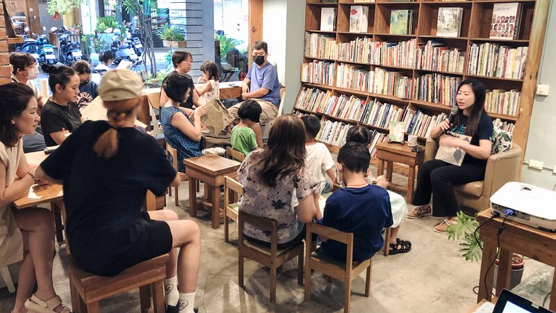 地球公民於活動現場進行環境議題分享