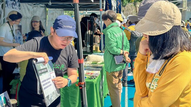 地球公民的員工向參觀攤位的民眾講解環境議題