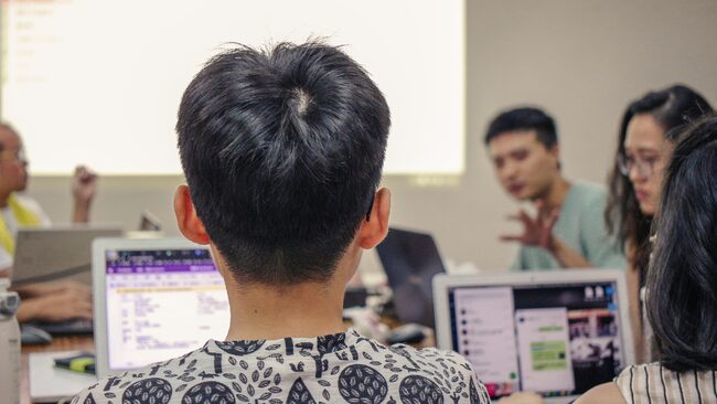 一群人在地球公民的辦公室裡圍著開會討論