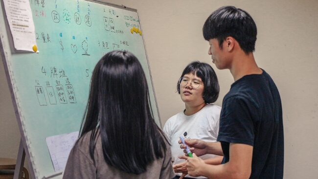 地球公民的實習生們在白板前討論