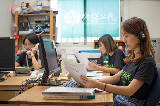 地球公民的員工在辦公室裡工作