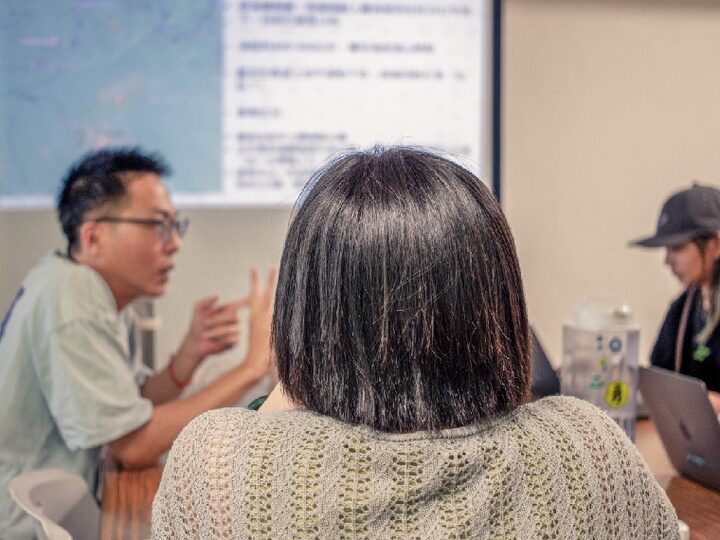 地球公民的員工開會討論