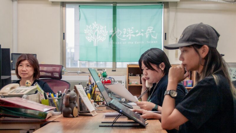 一群人拿著台灣杉的海報合照
