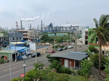 圖一：社區與石化工業的煙囪、塔槽為鄰，環境品質堪慮。（王敏玲攝於高雄林園）