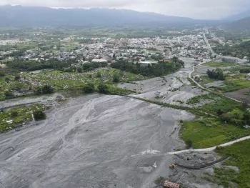 2025年9月23日，馬太鞍溪堰塞湖溢流潰壩，洪水在馬太鞍南岸舊河道留下痕跡。（照片提供／地球公民基金會志工）